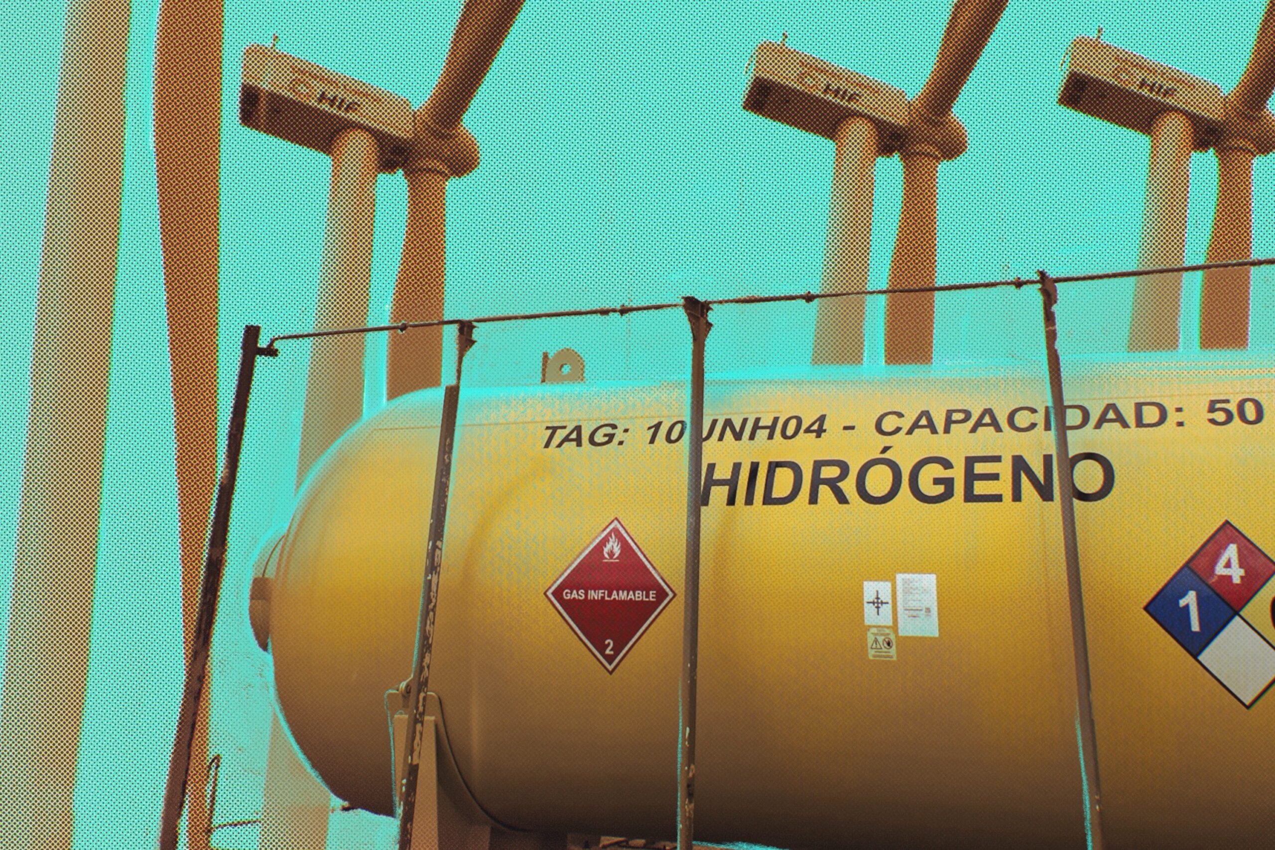 An illustration of a tank of hydrogen, with hydrogen written on the tank in Spanish. The tank is an orange-y yellow. Behind it, there are wind turbines in the same yellow color and the background is an aqua blue.
